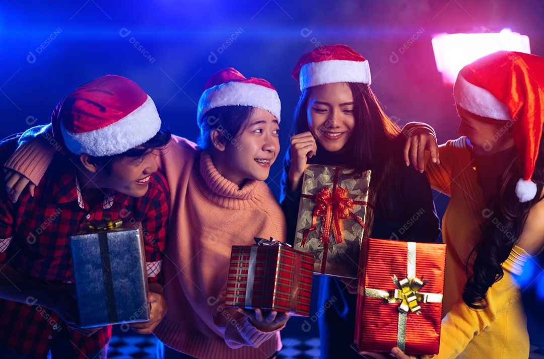 Amigos juntos comemorando a festa de natal com caixa de presente