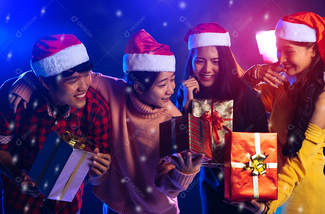 Amigos juntos comemorando a festa de natal com caixa de presente