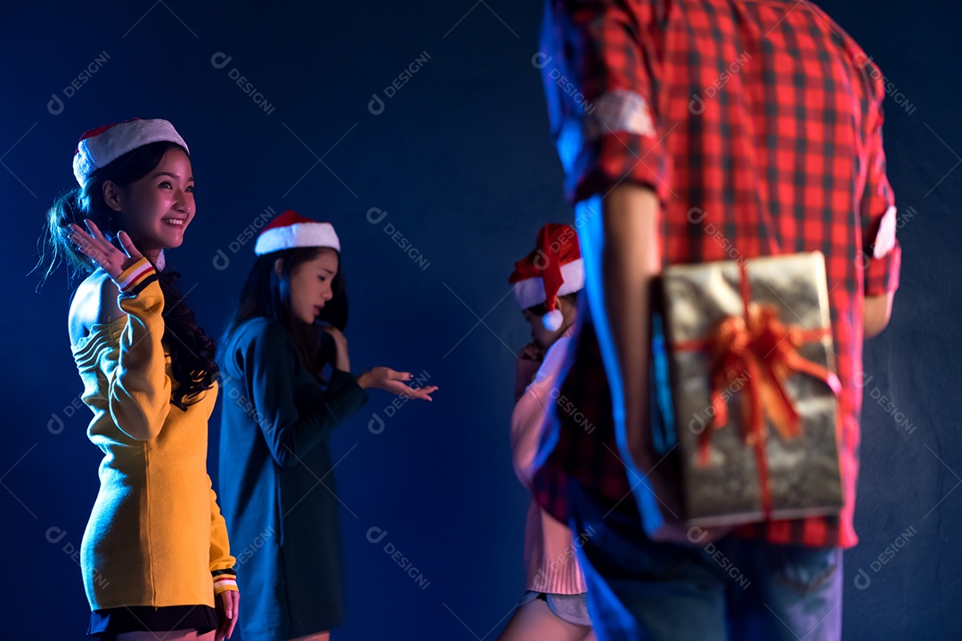 Amigos juntos comemorando a festa de natal com caixa de presente