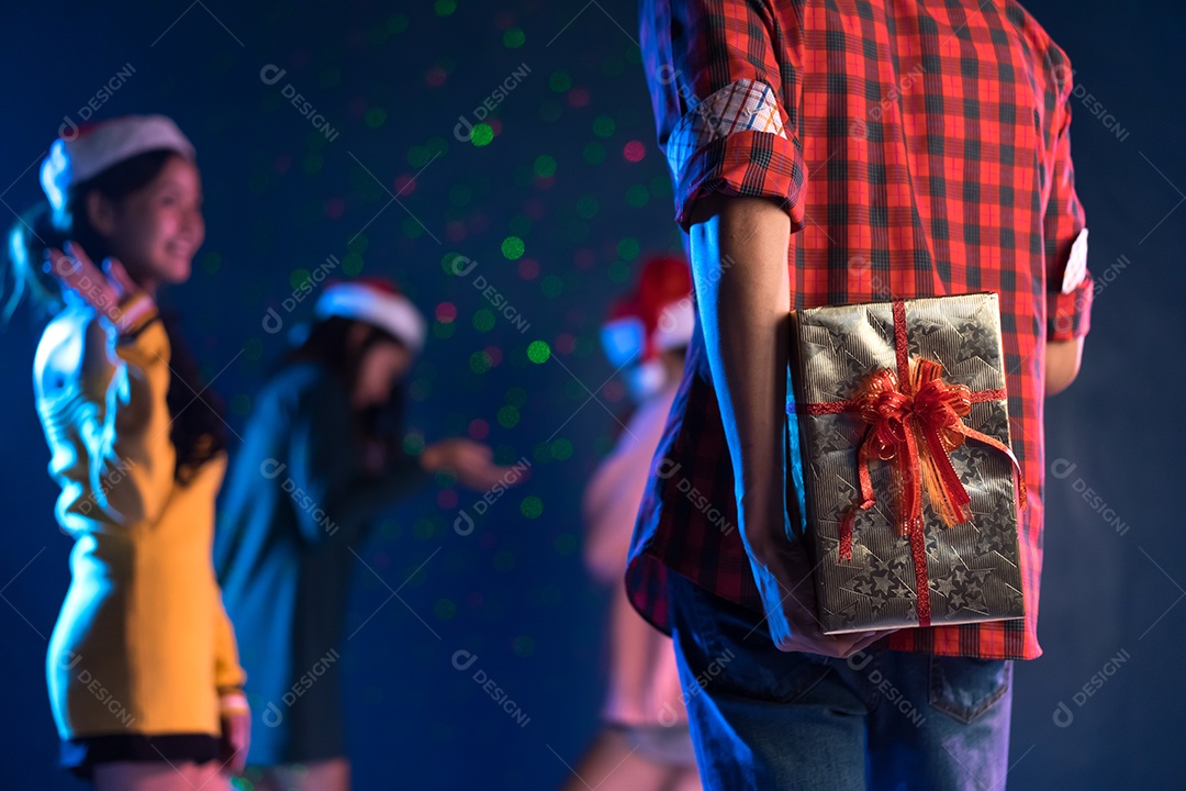 Amigos juntos comemorando a festa de natal com caixa de presente