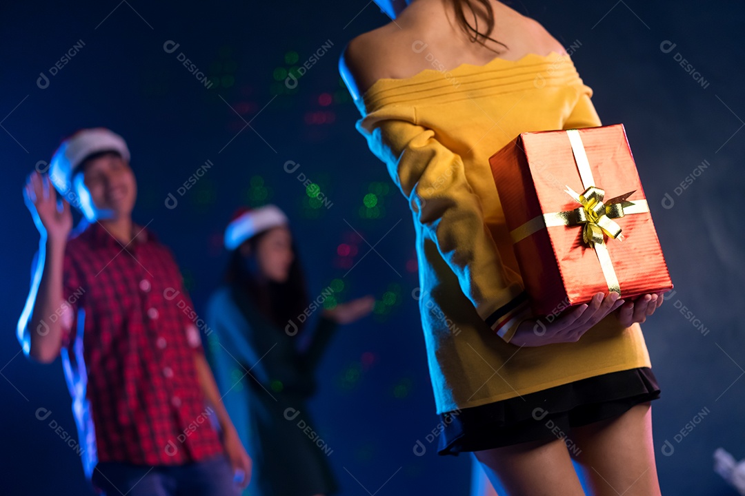 Amigos juntos comemorando a festa de natal com caixa de presente