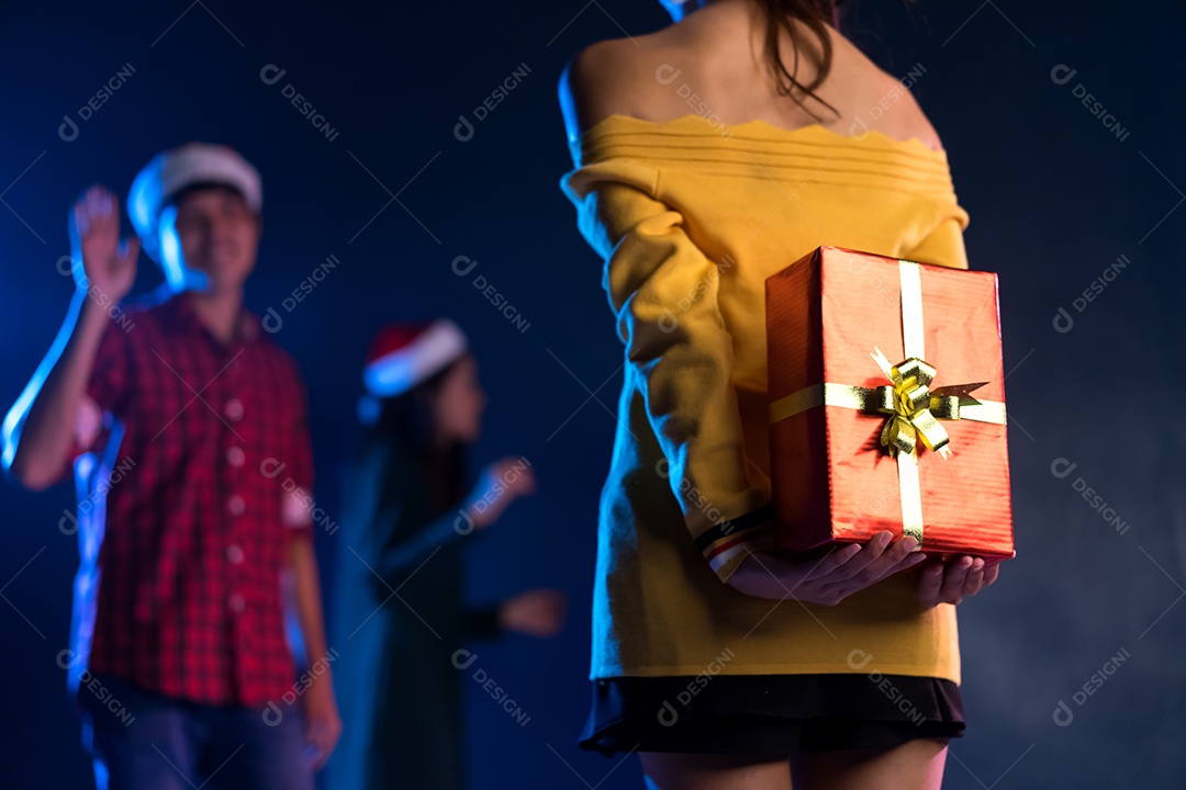 Amigos juntos comemorando a festa de natal com caixa de presente