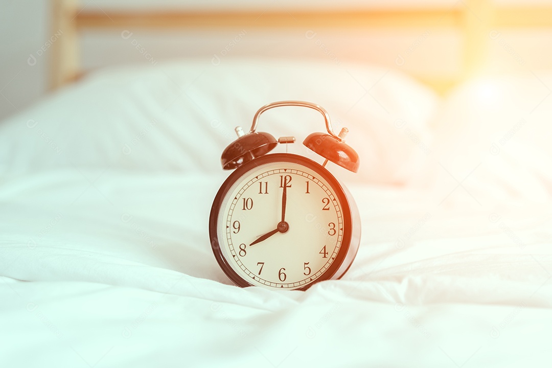 Despertador preto na cama no quarto para acordar e tocar de manhã