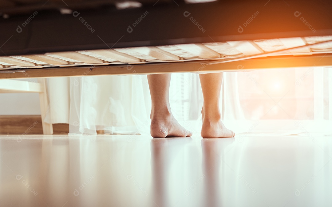 A jovem acorda de manhã e senta-se na cama