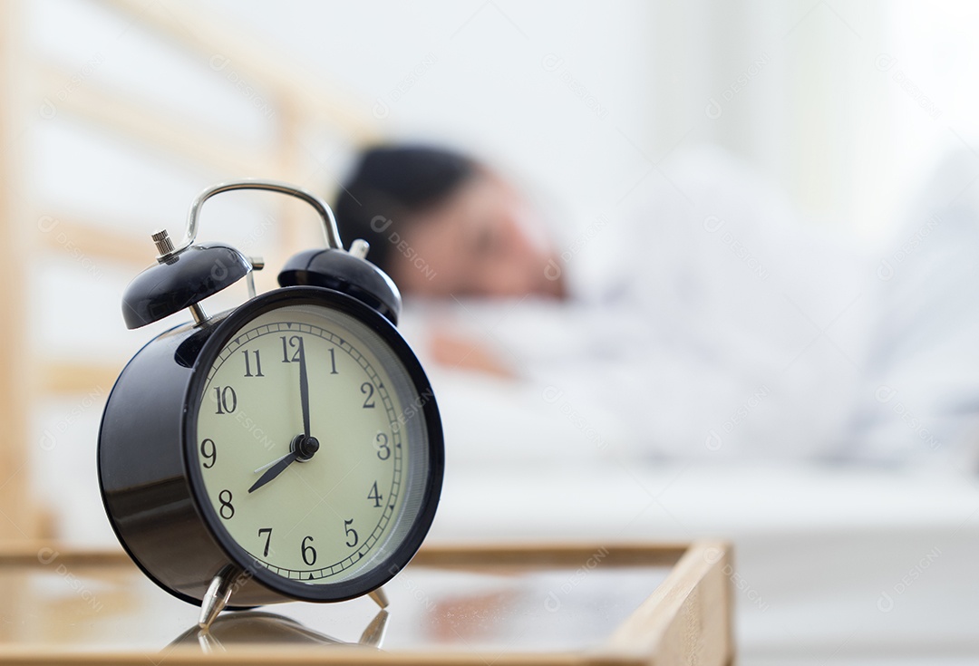 Jovem asiática dormindo na cama de manhã cedo