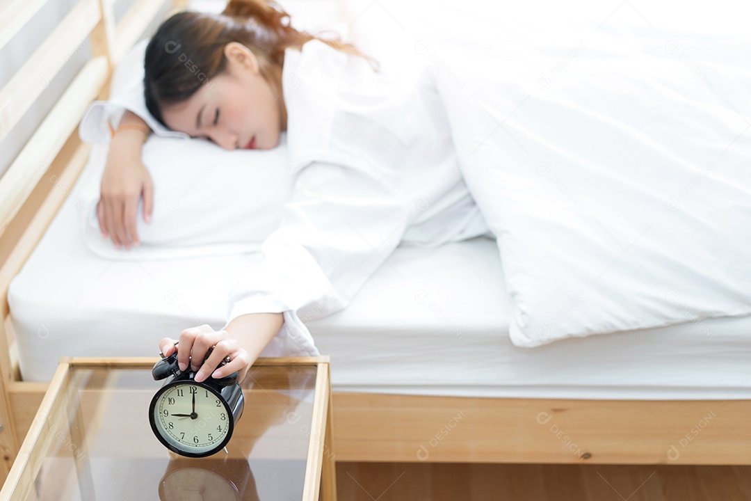 A mulher acorda no final da manhã olhando o despertador