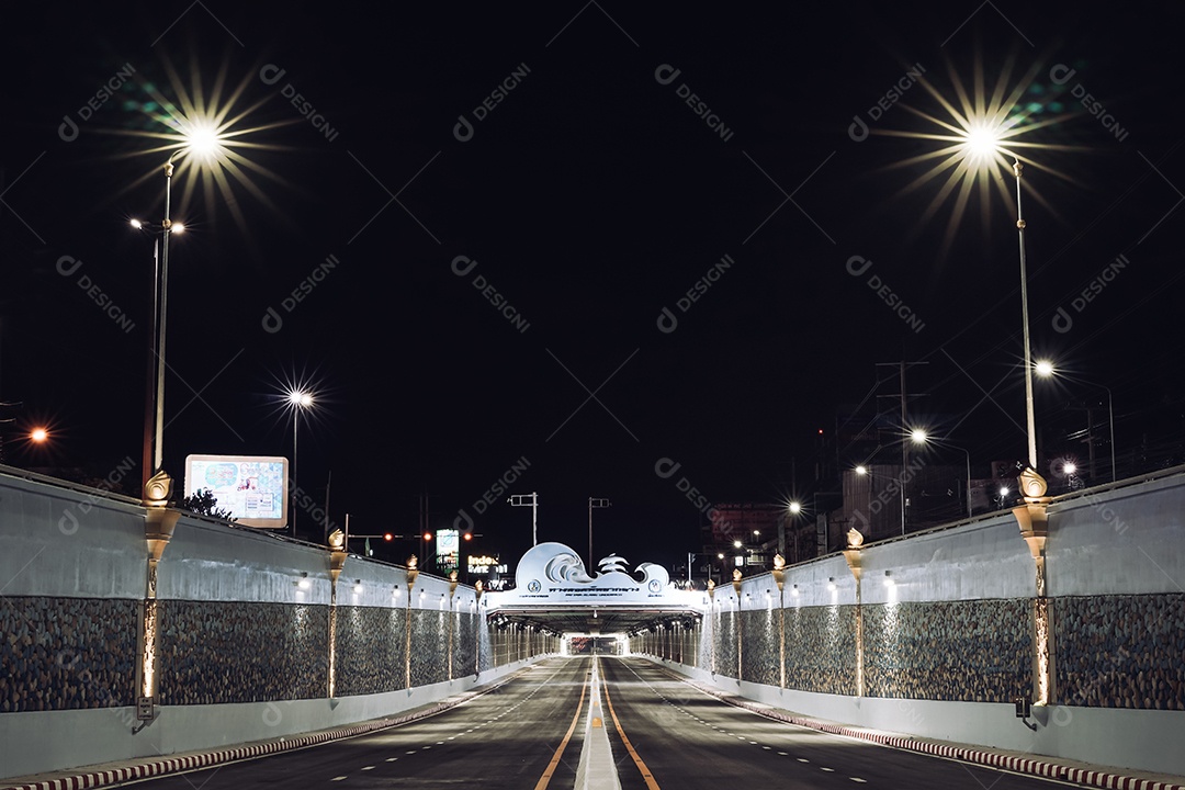 Túnel do metrô no centro da cidade de pattaya, Tailândia