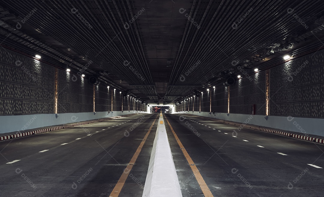 Túnel do metrô no centro da cidade de pattaya, Tailândia