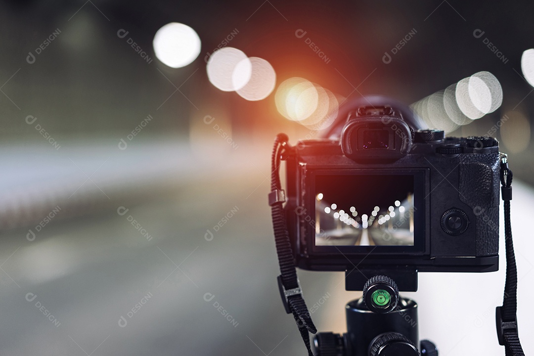 Câmera no tripé tira fotos no túnel do metrô com luz bokeh