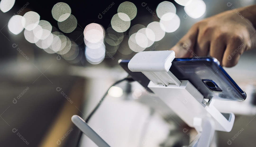 Homem tocando tela smartphone com controle remoto da câmera drone no túnel do metrô com luz bokeh