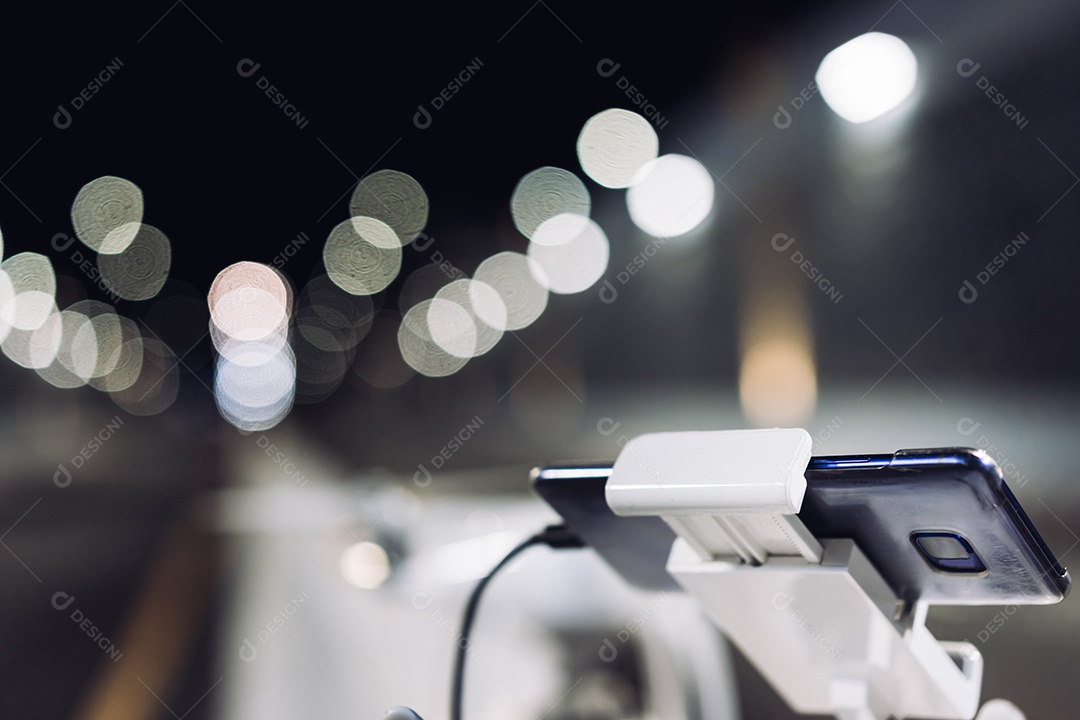 Homem tocando tela smartphone com controle remoto da câmera drone no túnel do metrô com luz bokeh