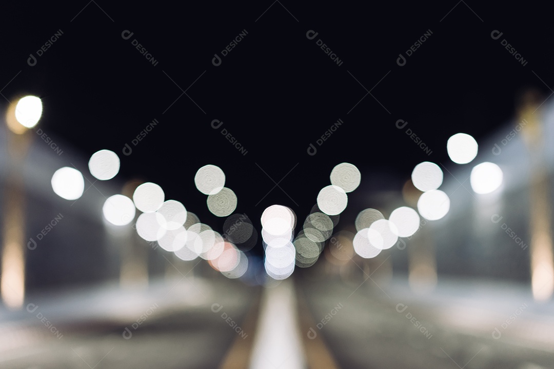 Túnel de metrô embaçado com luz bokeh