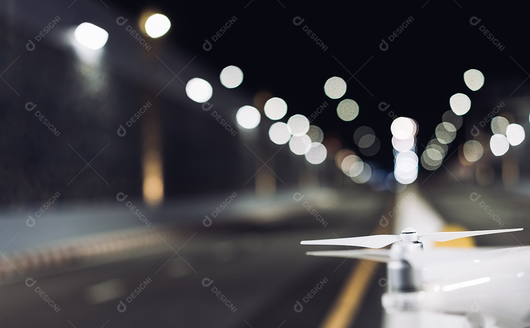 Drone asas câmera no túnel do metrô com luz bokeh