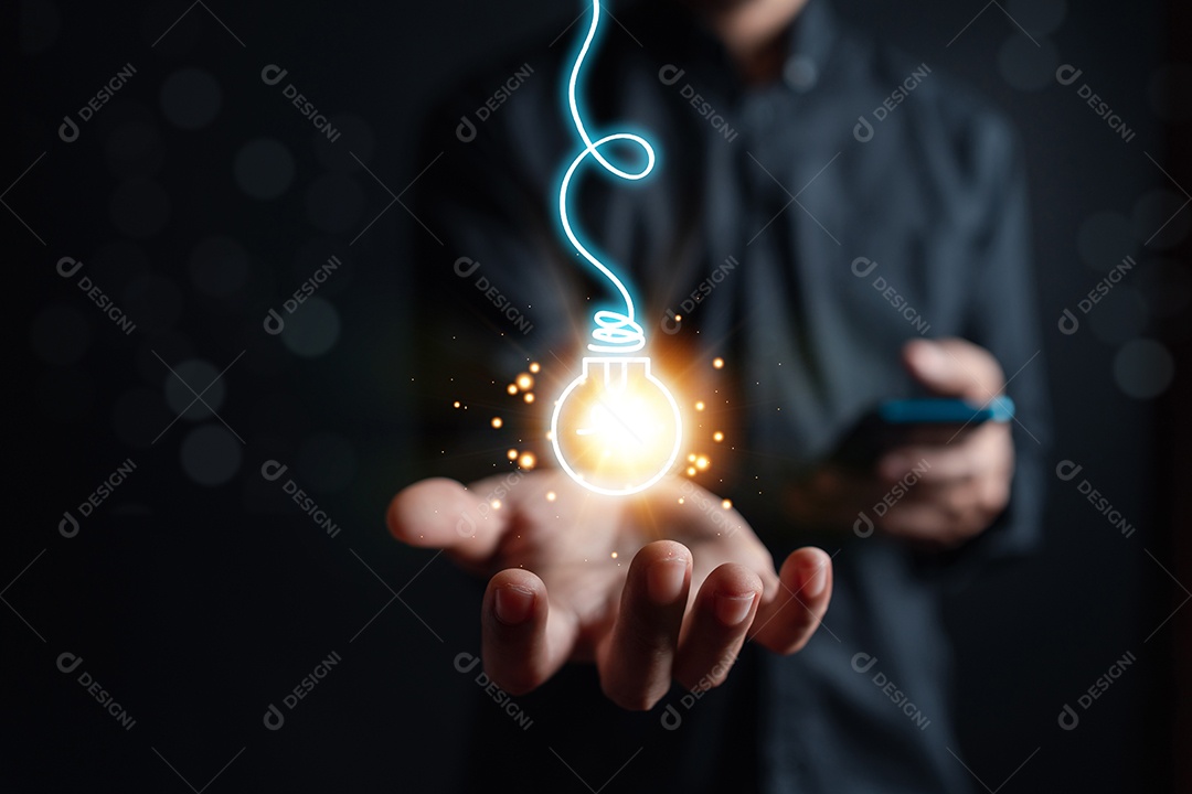Mão tocando lâmpada brilhante para apresentar novas ideias