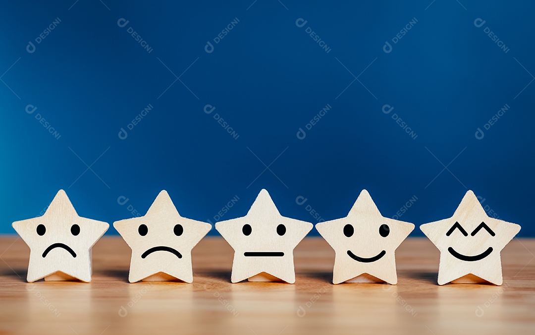 As estrelas de madeira moldam o conceito de serviço de classificação de cinco estrelas.