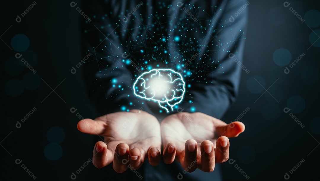 Empresário segurando o ícone do cérebro virtual para educação