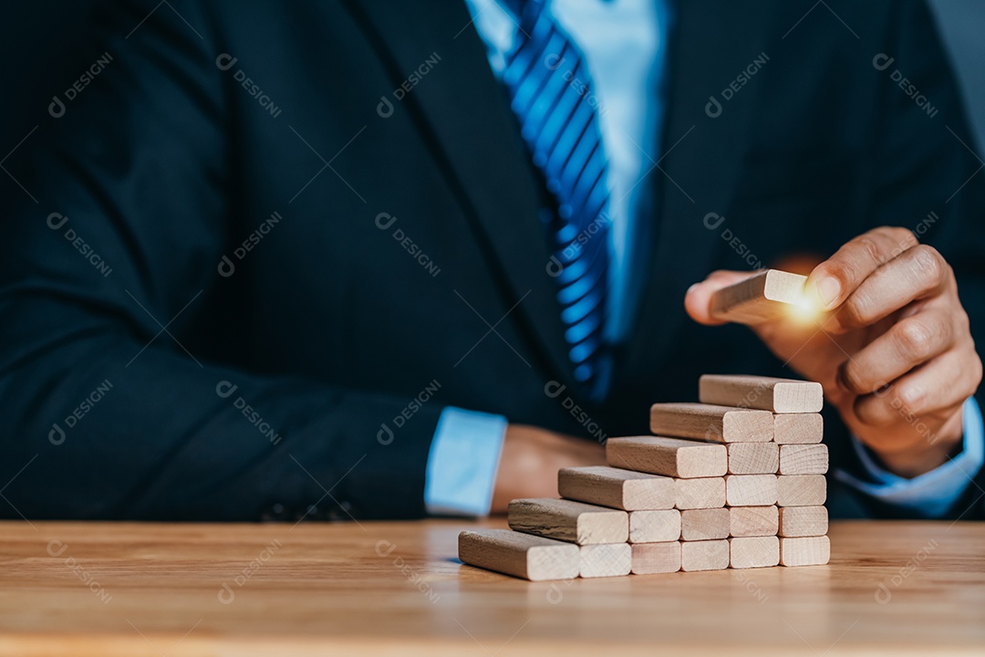 Empresário, planejamento e estratégia, colocando blocos de madeira
