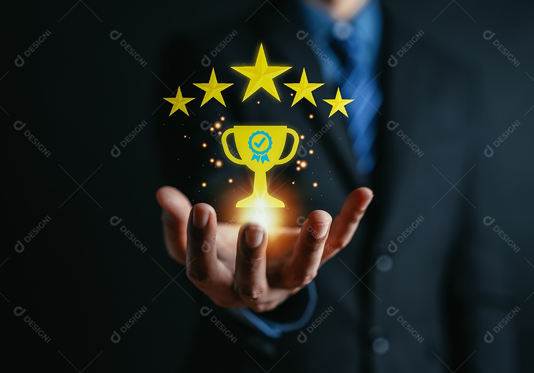 Conceito de satisfação do cliente. Mão segurando cinco estrelas e troféu garantem o melhor e bom serviço.