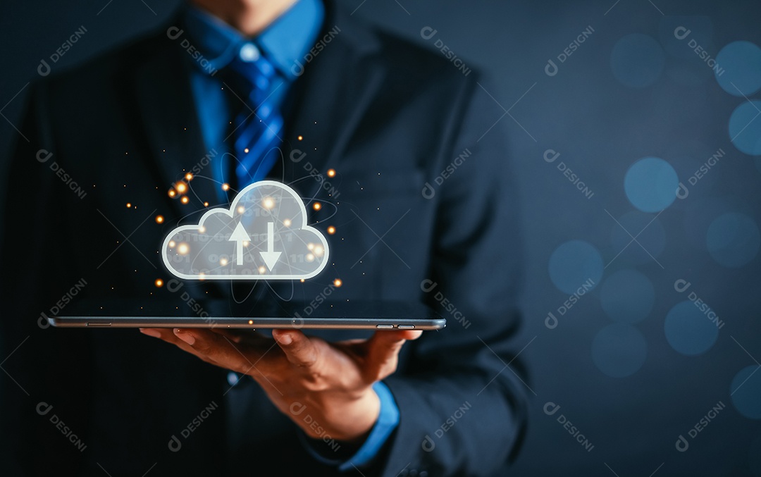 Empresário segurando tablet usando computação em nuvem para baixar e carregar informações de dados