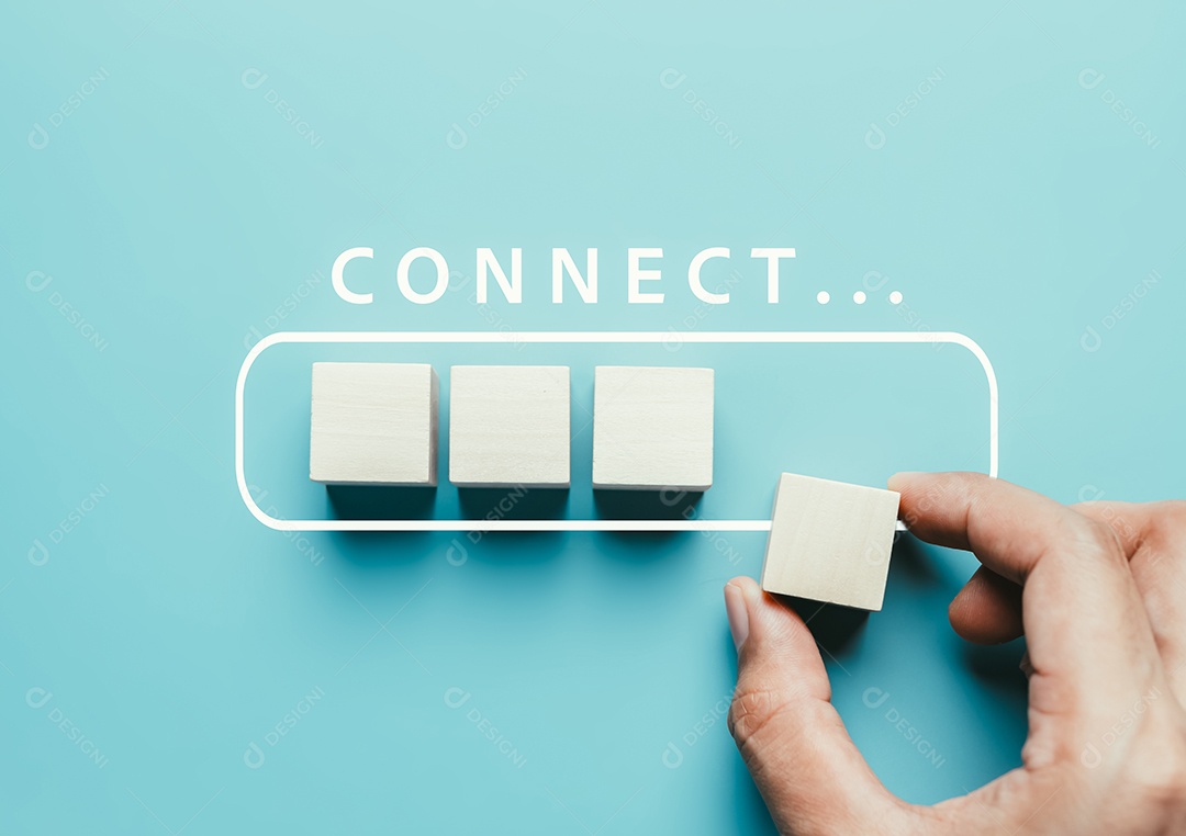 Mão colocando cubo de bloco de madeira com carregamento de barra de conexão