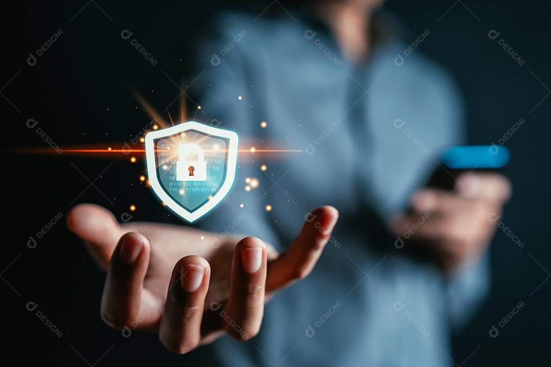 Homem usando cadeado digital com proteção de dados, conceito de privacidade de tecnologia