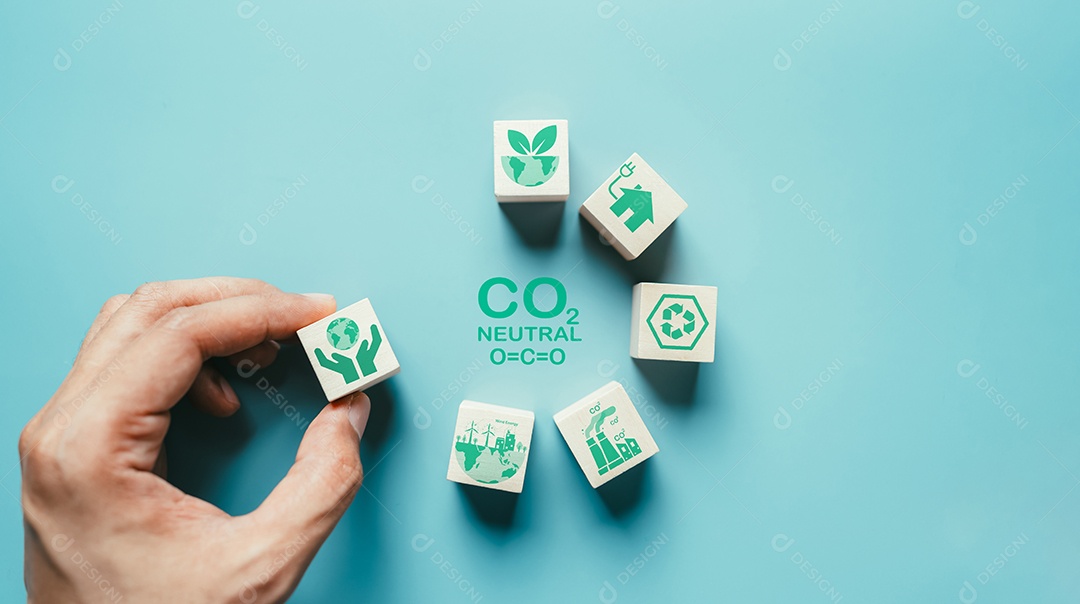 Ícone de cubo de madeira de energia verde. As emissões industriais poluem o ambiente e os ecossistemas.