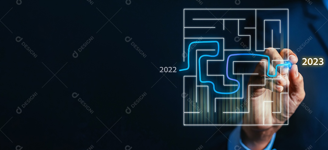 Empresário desenhando linha para o ano novo e mudando o ano de 2022 para 2023.