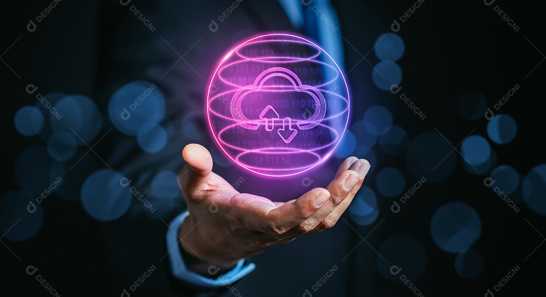 Empresário mostrando computação em nuvem brilhante virtual para baixar e carregar informações de dados