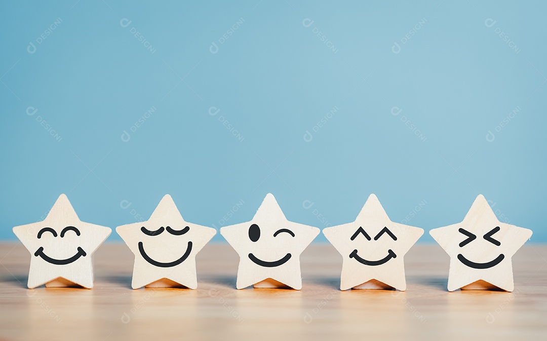 O emoticon de estrelas de madeira dá forma ao conceito de serviço de classificação de cinco estrelas.