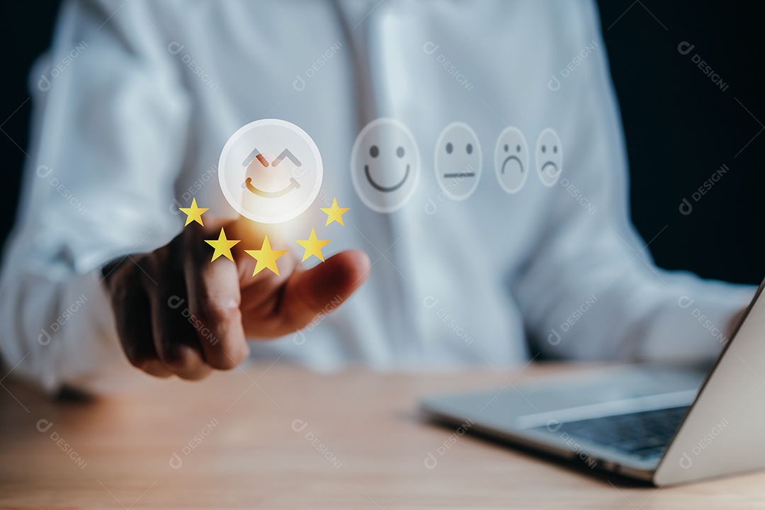 Empresário do cliente usando computador portátil tocando e ilustração seletiva brilhante cinco estrelas