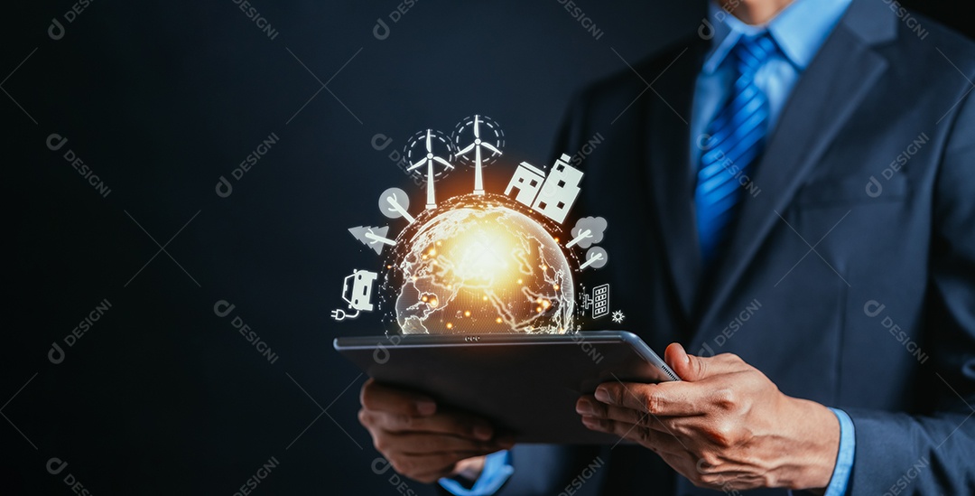 Empresário segurando o tablet com ícone de recursos de energia virtual.