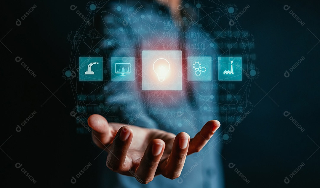 Empresário segurando lâmpada para apresentar a gestão de novas ideias