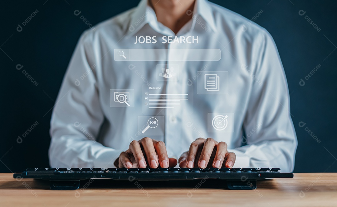 Homem usando o teclado para procurar novos empregos on-line em sites de recrutamento de novos graduados.