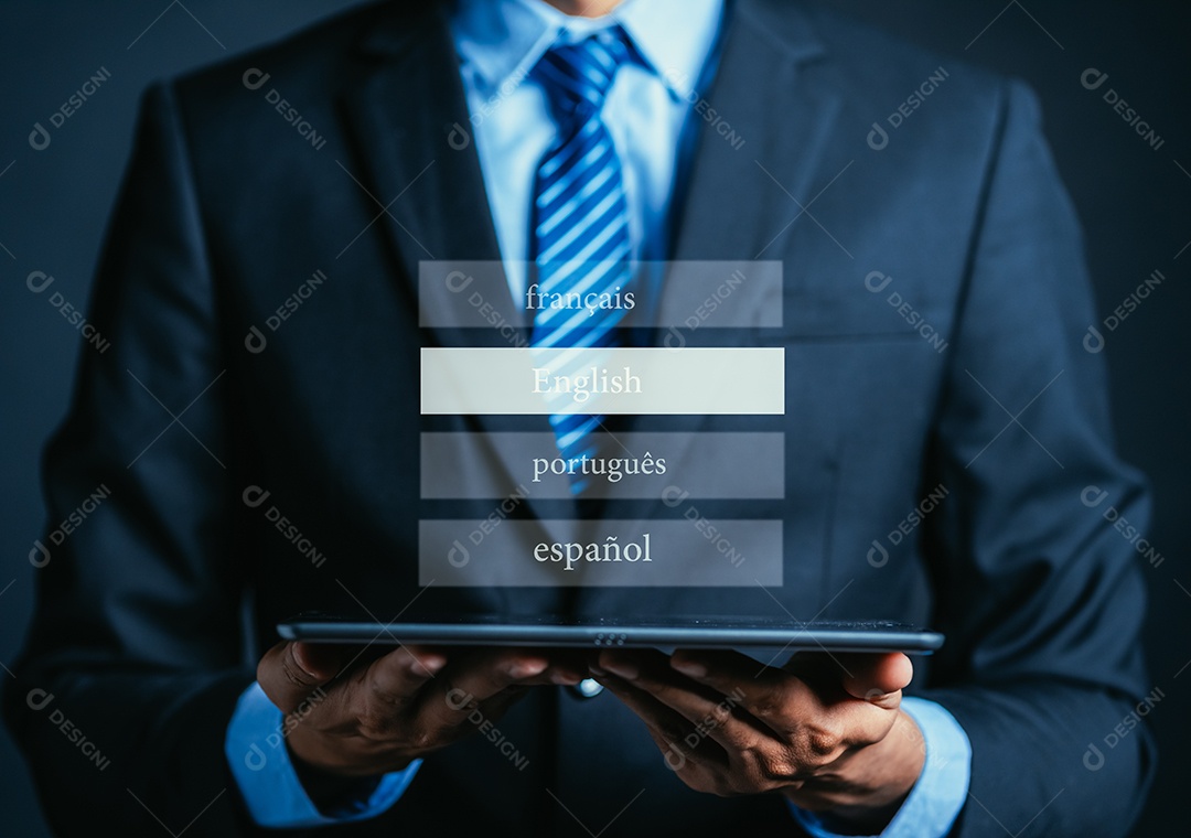Mão do empresário usando o inglês seletivo do tablet para tradução