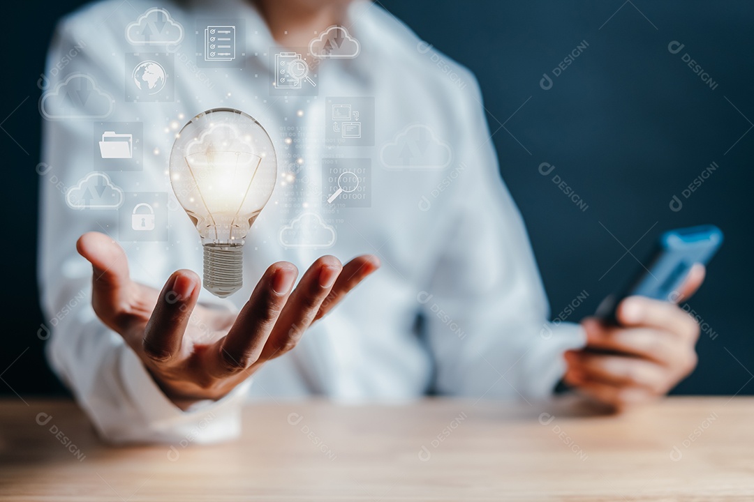 Mão segurando a lâmpada virtual com computação em nuvem e ícone de tecnologia.