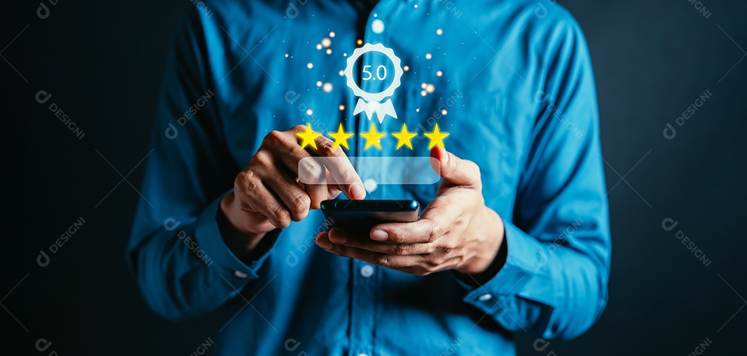 Empresário usando smartphone dando classificação 5 estrelas