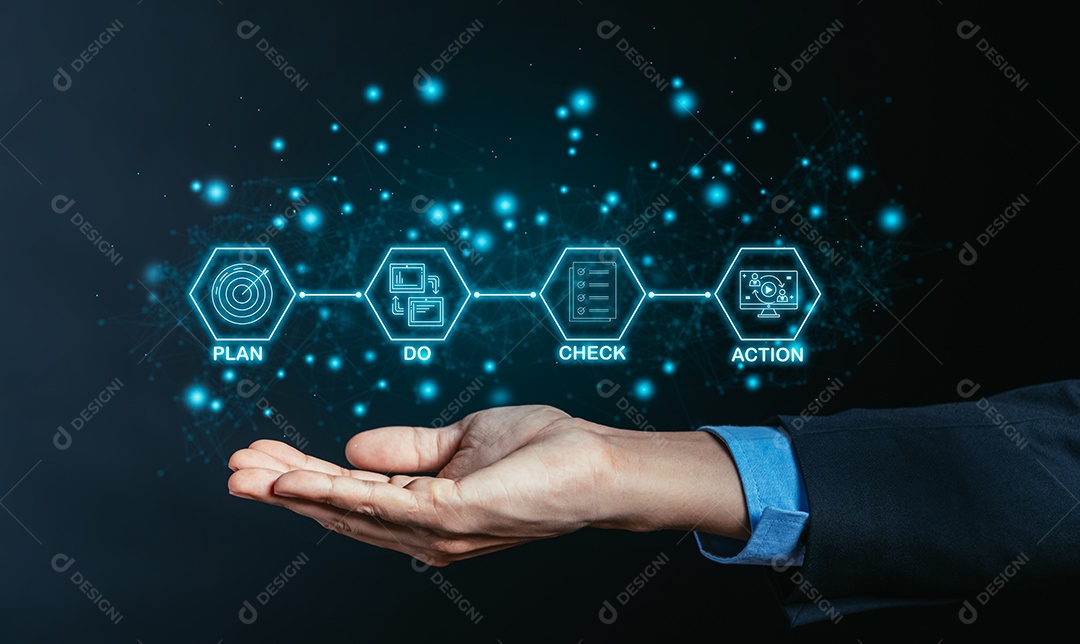 Empresário, mostrando o plano PDCA, verifique o objetivo da estratégia