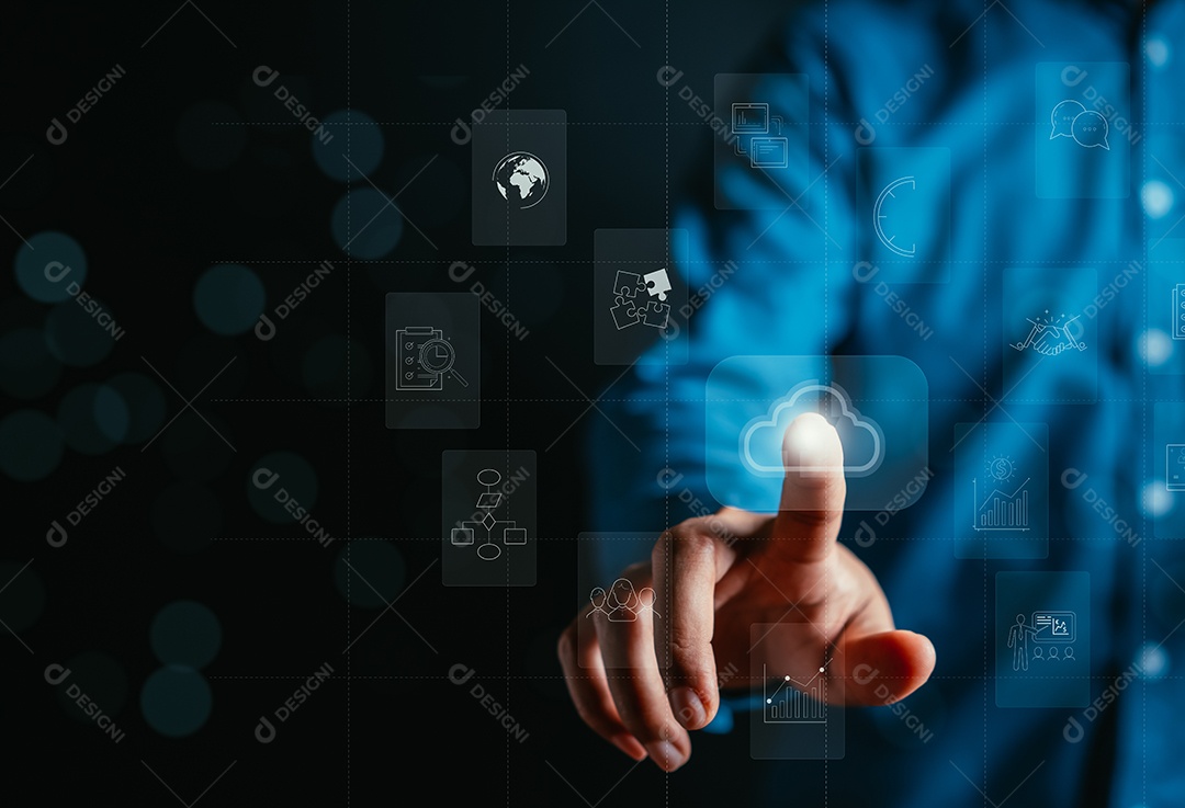 Empresário tocando na computação em nuvem da tela da interface virtual para baixar e carregar informações