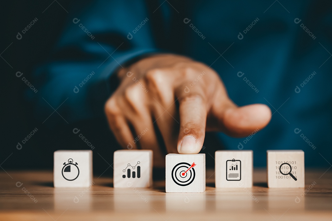 Ícone de destino para planejar a liderança de desenvolvimento e o grupo-alvo do cliente.