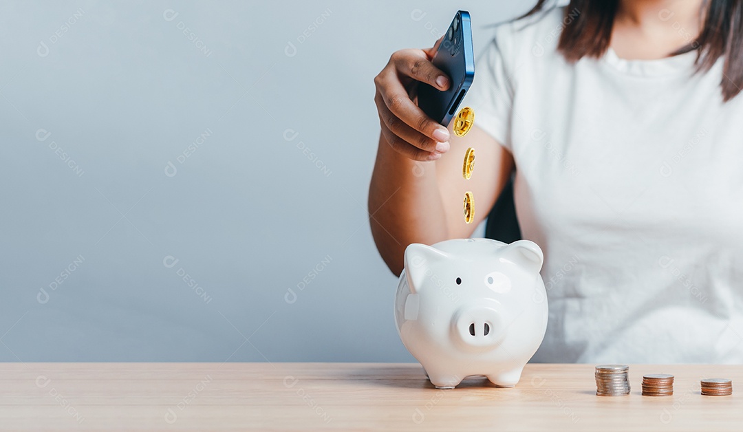 Bancos e economia de dinheiro, mulher usando aplicativo de telefone móvel para economizar