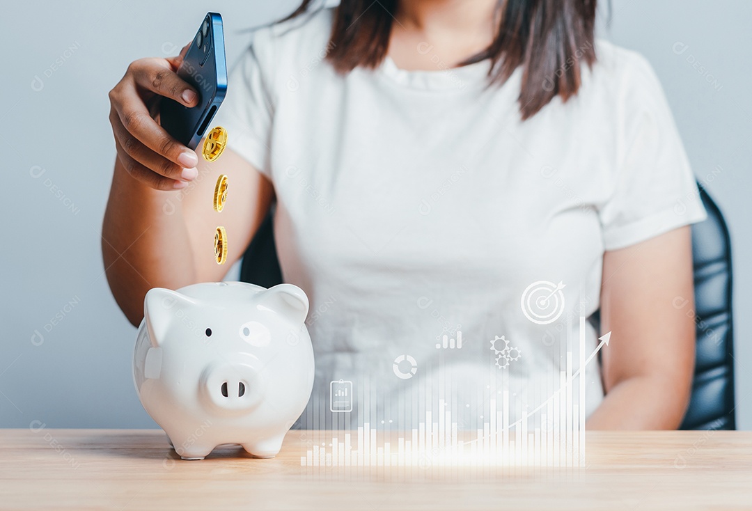 Bancos e economia de dinheiro, mulher usando aplicativo de telefone móvel para economizar