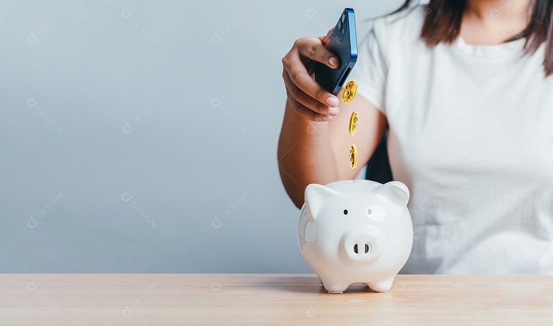 Bancos e economia de dinheiro, mulher usando aplicativo de telefone móvel para economizar