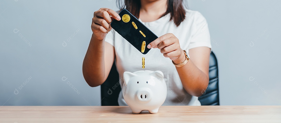 Bancos e economia de dinheiro, mulher usando aplicativo de telefone móvel para economizar