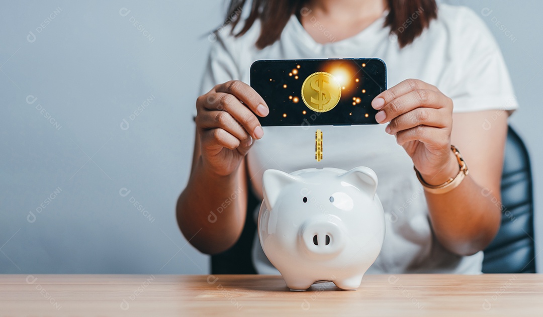 Bancos e economia de dinheiro, mulher usando aplicativo de telefone móvel para economizar