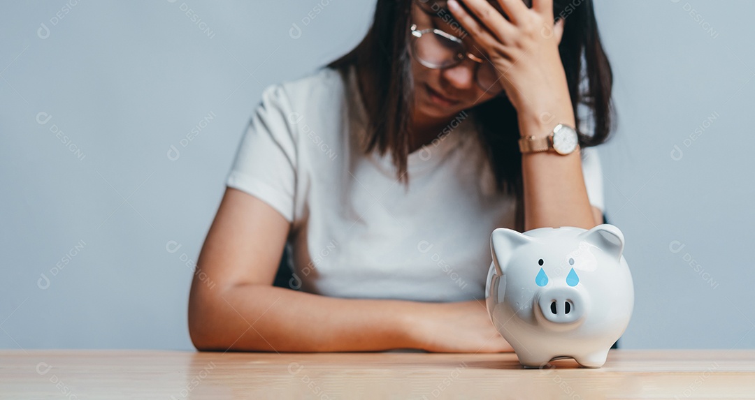 Problemas financeiros estressados, mulher problemática, sem economias
