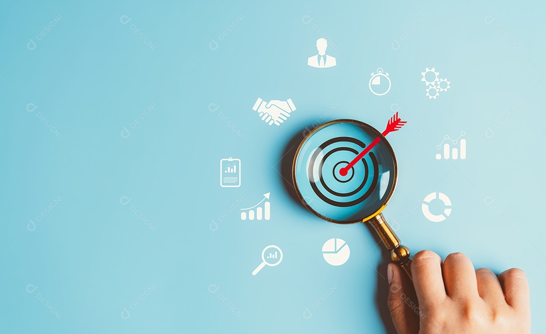 Foco do vidro da lupa para direcionar o ícone que para planejar a liderança de desenvolvimento