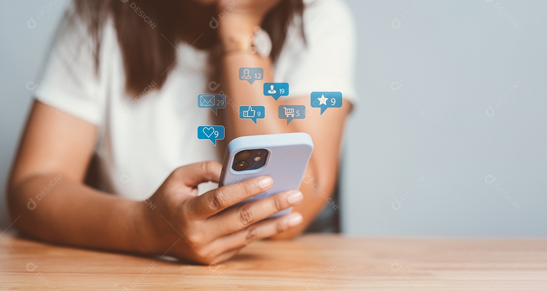 Mulher usando mídia social e digital online, mulher usando smartphone com mídia social.