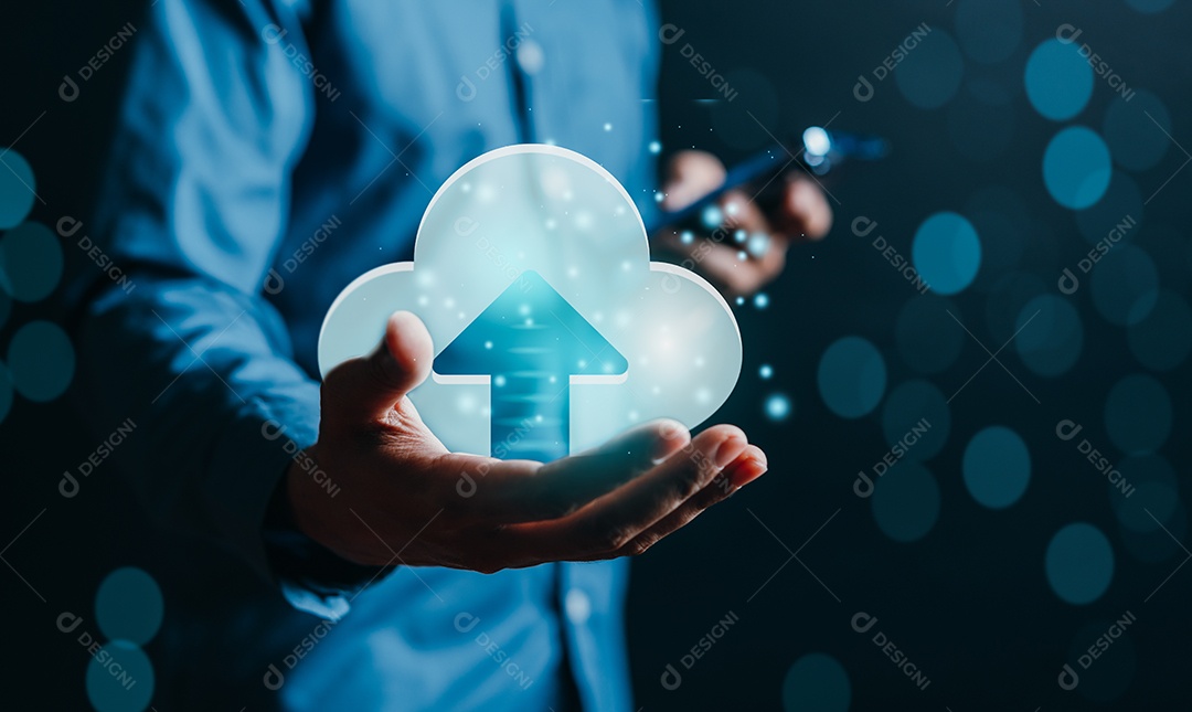 Empresário segurando computação em nuvem brilhante virtual para baixar e carregar informações