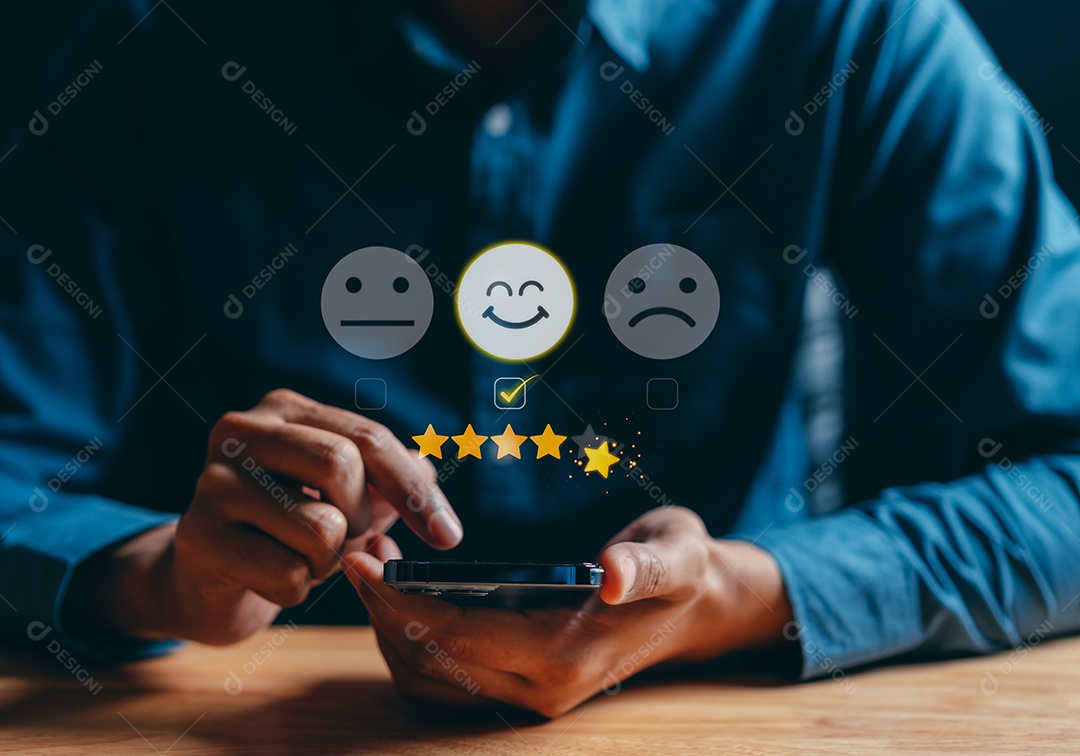 Satisfação do cliente. empresário usando um smartphone para dar 5 estrelas.