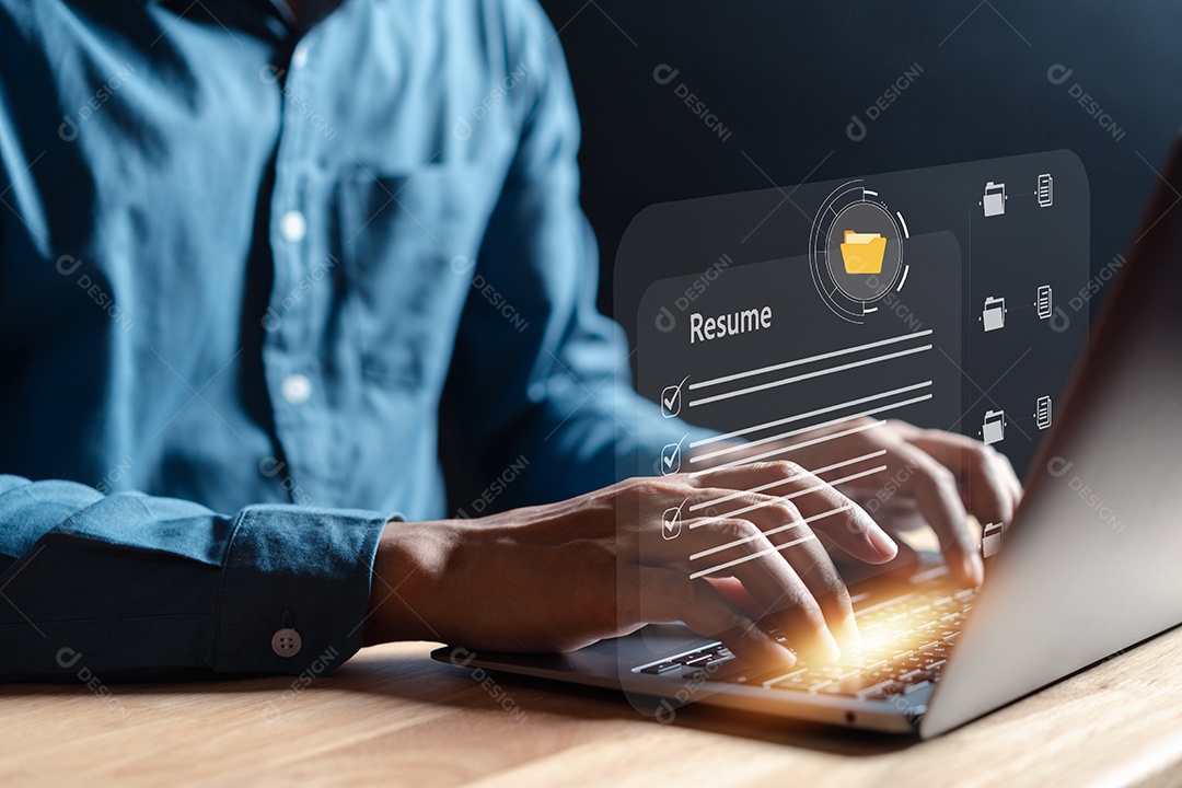 Desemprego de homem encontrando teclado de digitação de pesquisa